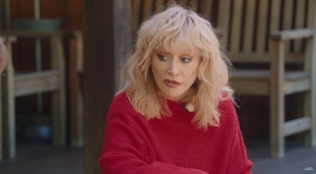 U unga massaj qilishni taklif qildi, lekin joy becerildi.